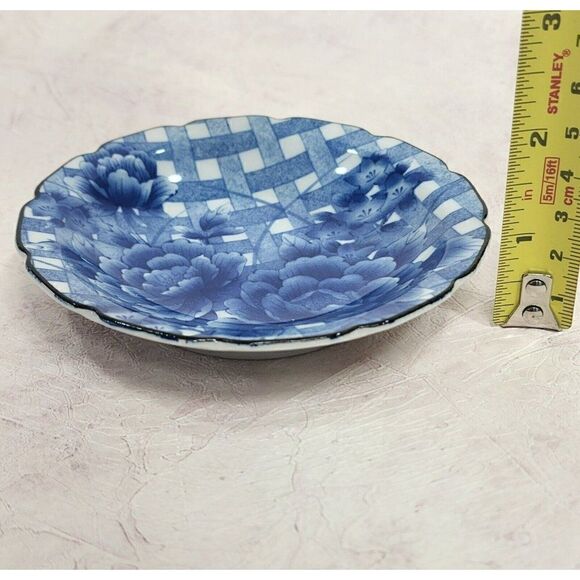 Vintage Takahashi blue & white 4.5" Floral trinket dish - Picture 3 of 5